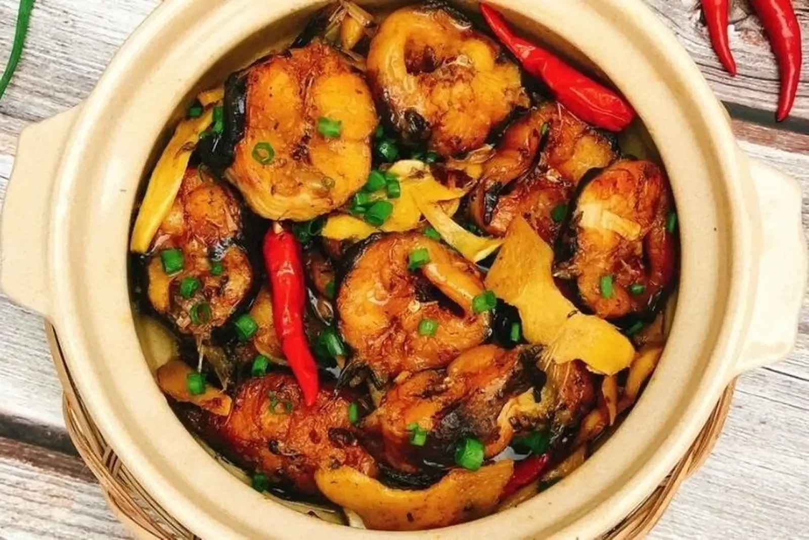 Cá trê kho gừng